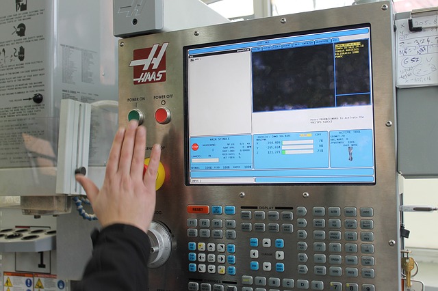 Technolog operatorem maszyny CNC